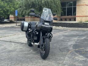 2023 Harley-Davidson<sup>®</sup> Pan America™ 1250 Vivid Black thumb 3