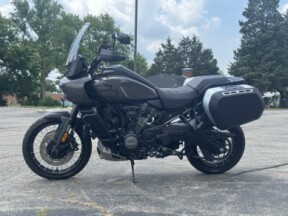 2023 Harley-Davidson<sup>®</sup> Pan America™ 1250 Vivid Black thumb 2