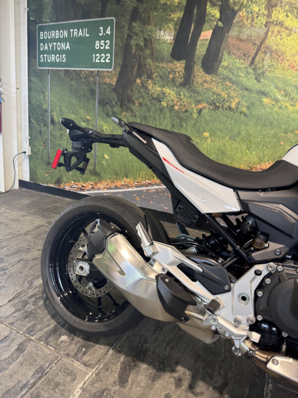Like NEW BMW F900 R only 900 miles - Photo 5