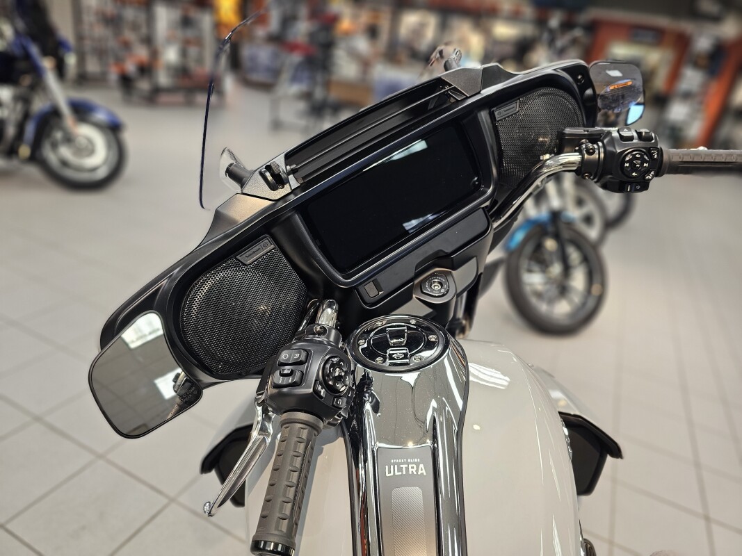FLHXU 2025 Street Glide Ultra - Photo 10
