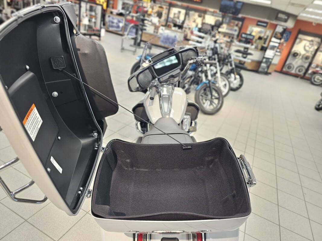 FLHXU 2025 Street Glide Ultra - Photo 9
