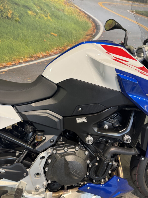 Like NEW BMW F900 R only 900 miles - Photo 4