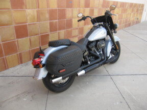 2024 Harley-Davidson® Heritage Classic Atlas Silver Metallic - Black Finish thumb 2