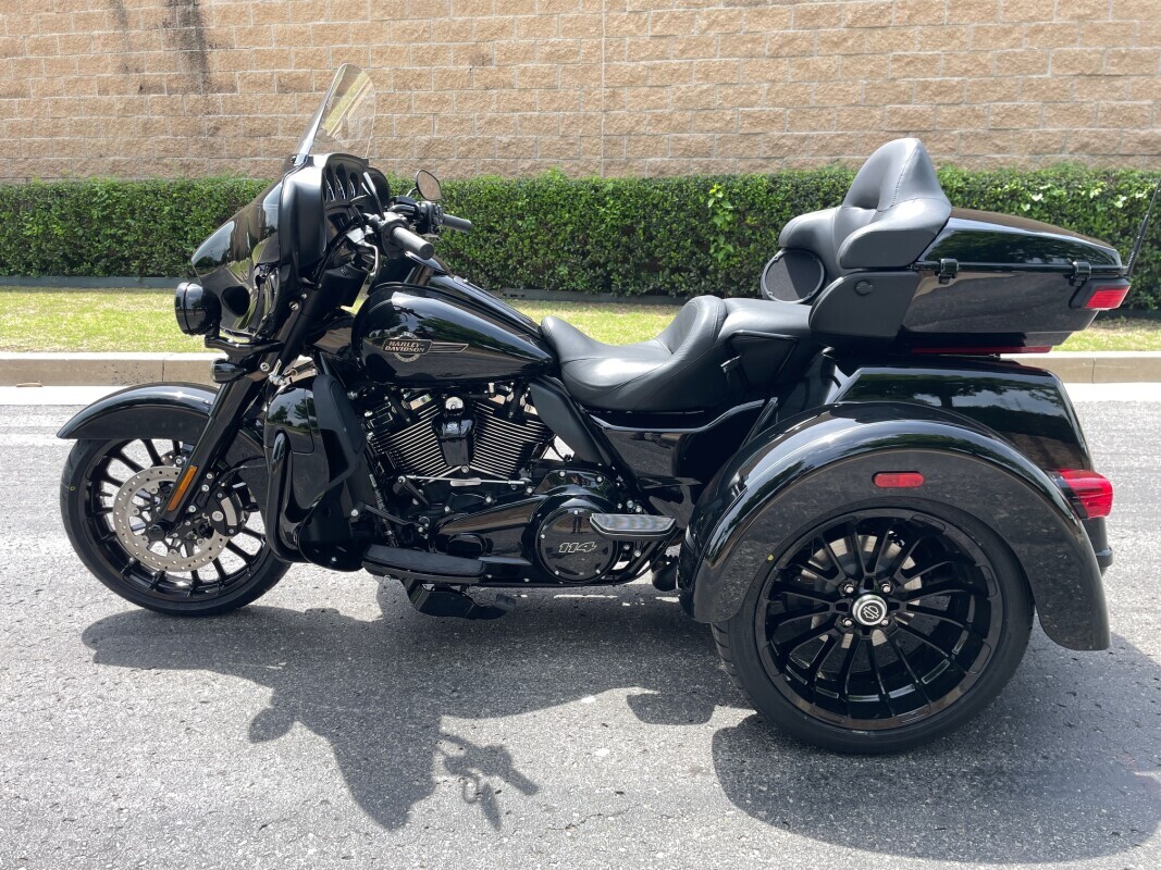 Harley-Davidson Tri Glide Ultra 2025 FLHTCUTG VIVID BLACK - Photo 8