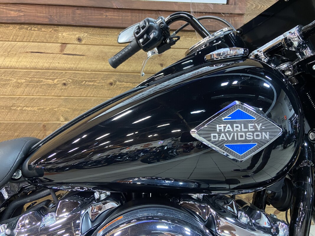 2025 Harley-Davidson Heritage Classic Vivid Black w/Laced Wheels FLHC - Photo 2