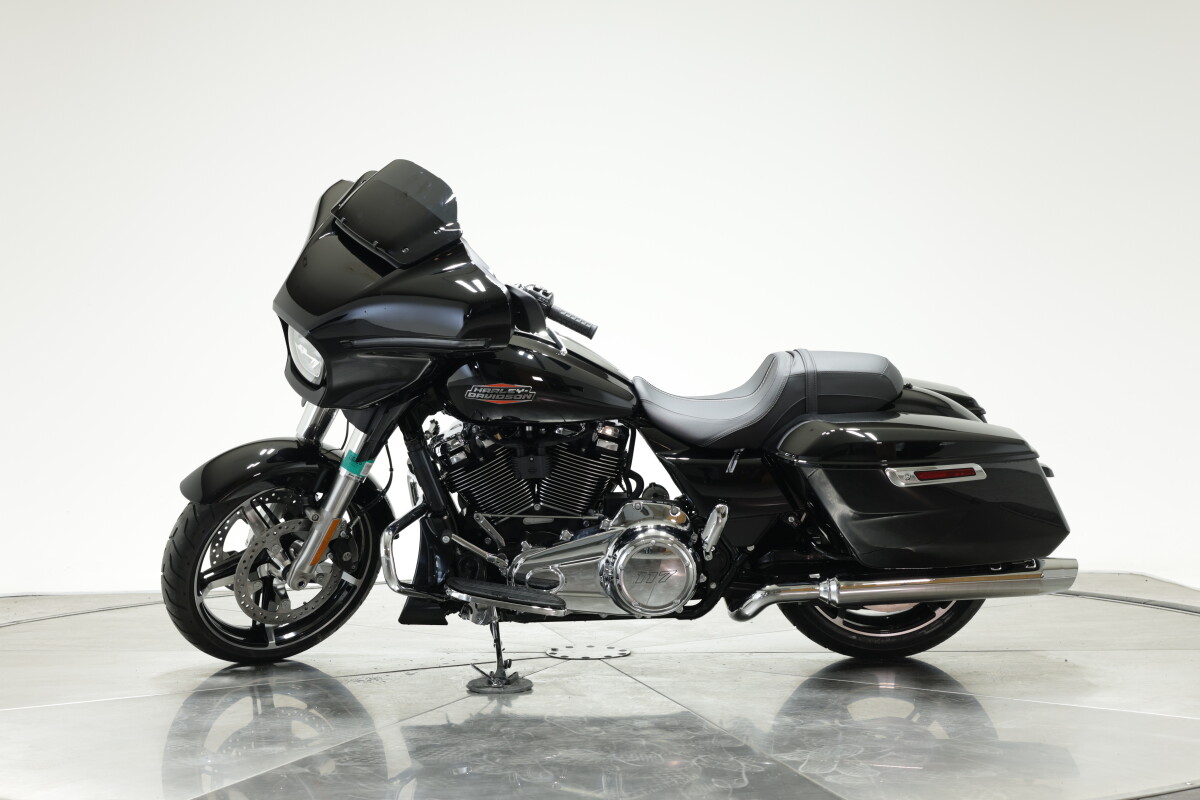 2025 Harley-Davidson FLHX Street Glide in Vivid Black - Photo 9