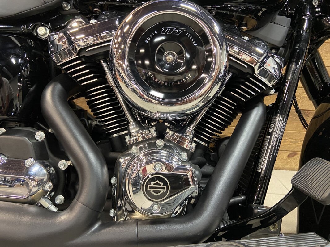 2025 Harley-Davidson Heritage Classic Vivid Black w/Laced Wheels FLHC - Photo 3