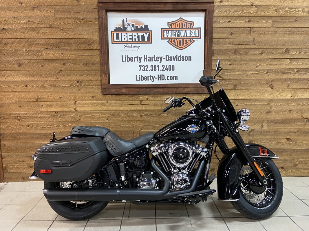2025 Harley-Davidson Heritage Classic Vivid Black w/Laced Wheels FLHC