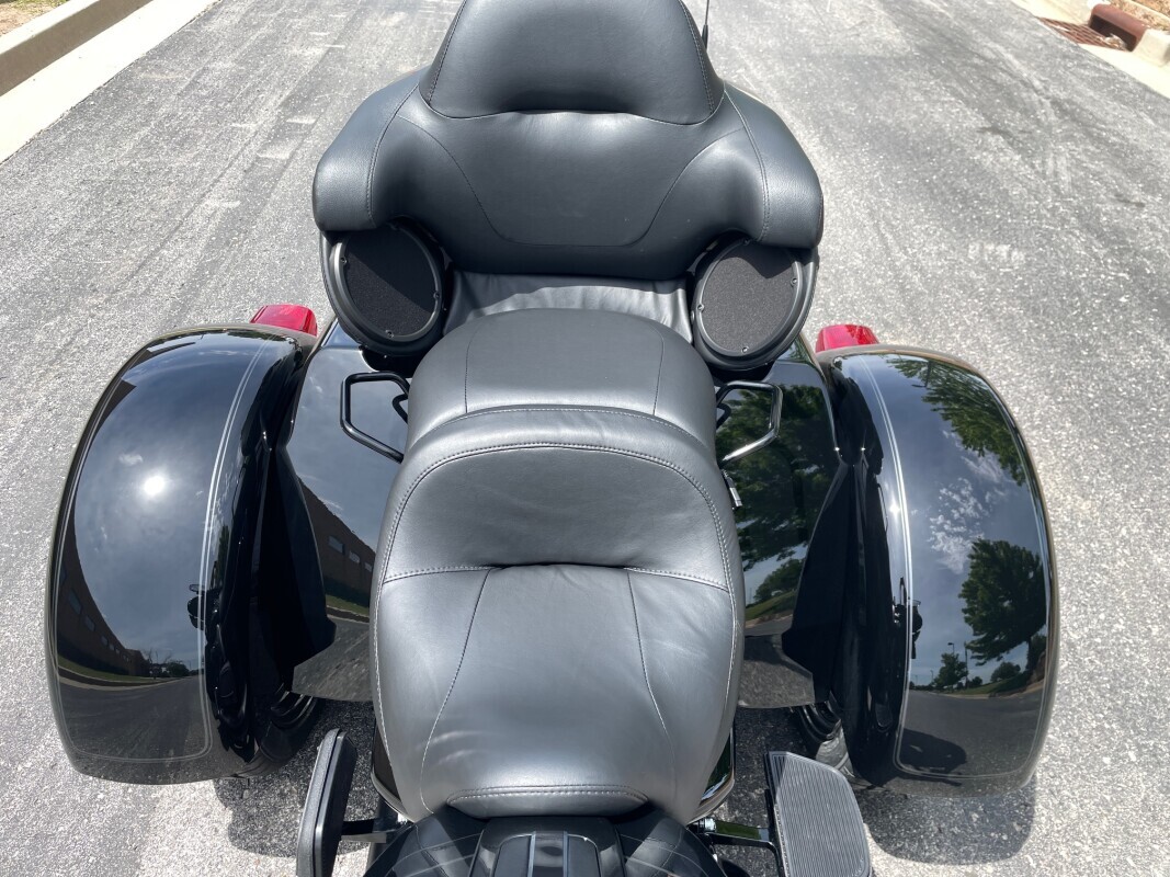 Harley-Davidson Tri Glide Ultra 2025 FLHTCUTG VIVID BLACK - Photo 6