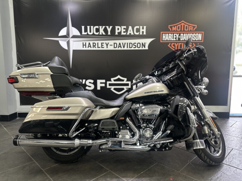 2018 Harley-Davidson<sup>®</sup> Ultra Limited Silver Fortune/Black Tempest