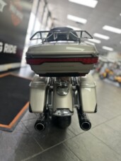 2018 Harley-Davidson<sup>®</sup> Ultra Limited Silver Fortune/Black Tempest thumb 0