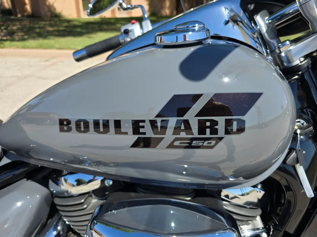 2025 Suzuki Boulevard C50 - Photo 9
