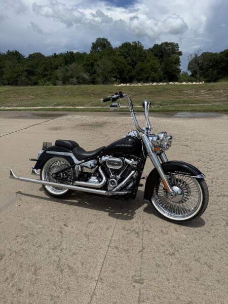 2019 Harley-Davidson<sup>®</sup> Deluxe Vivid Black