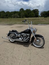 2019 Harley-Davidson<sup>®</sup> Deluxe Vivid Black thumb 3