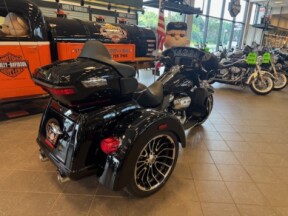 2025 Harley Davidson Tri-Glide Ultra FLHTCUTG thumb 3