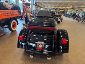 2025 Harley Davidson Tri-Glide Ultra FLHTCUTG thumb 2