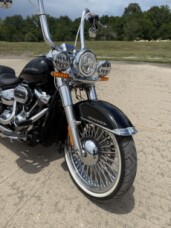 2019 Harley-Davidson<sup>®</sup> Deluxe Vivid Black thumb 2