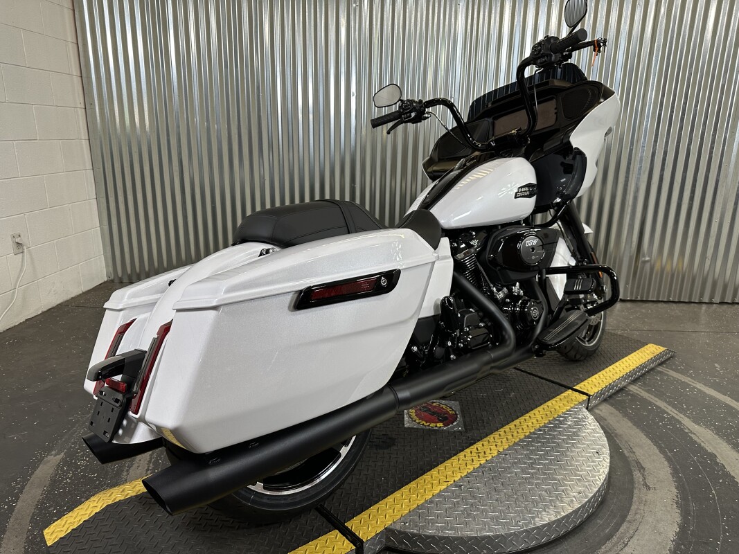 2025 Harley-Davidson Road Glide White Onyx Pearl - Black Finish - Photo 8