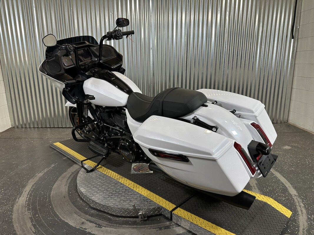 2025 Harley-Davidson Road Glide White Onyx Pearl - Black Finish - Photo 6