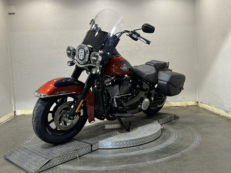 Harley-Davidson Heritage Classic 2025 FLHC 84612687 WHISKY FIRE/BLK W/ PINSTRIP - Photo 4