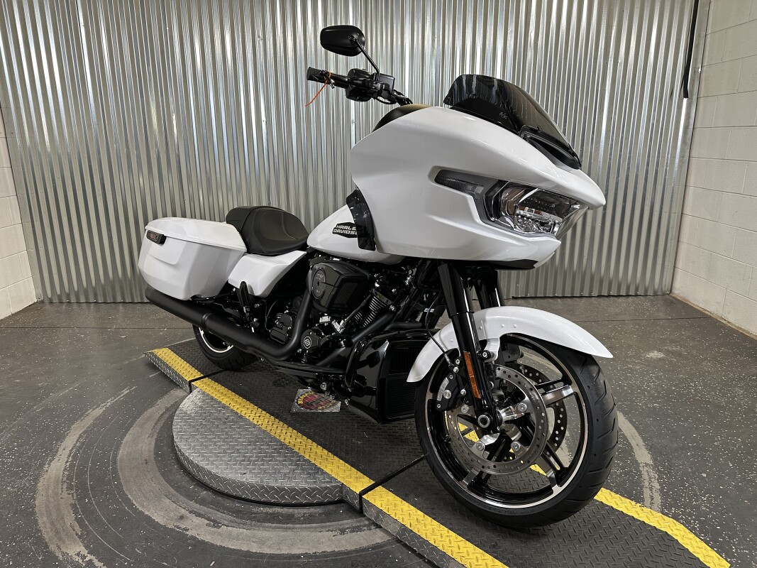 2025 Harley-Davidson Road Glide White Onyx Pearl - Black Finish - Photo 2