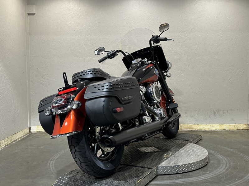 Harley-Davidson Heritage Classic 2025 FLHC 84612687 WHISKY FIRE/BLK W/ PINSTRIP - Photo 8