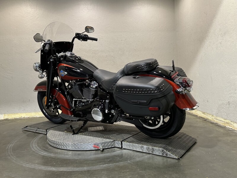 Harley-Davidson Heritage Classic 2025 FLHC 84612687 WHISKY FIRE/BLK W/ PINSTRIP - Photo 6