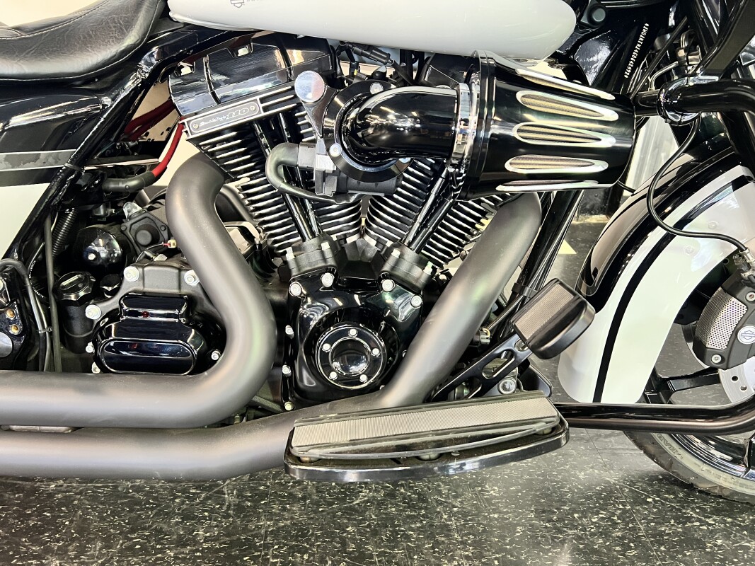 2016 Harley-Davidson Road Glide Special Solar Eclipse FLTRXS - Photo 4