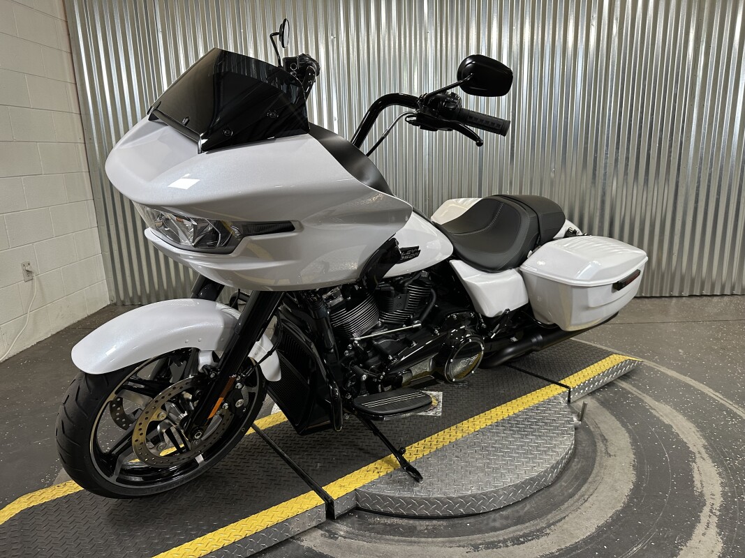 2025 Harley-Davidson Road Glide White Onyx Pearl - Black Finish - Photo 4