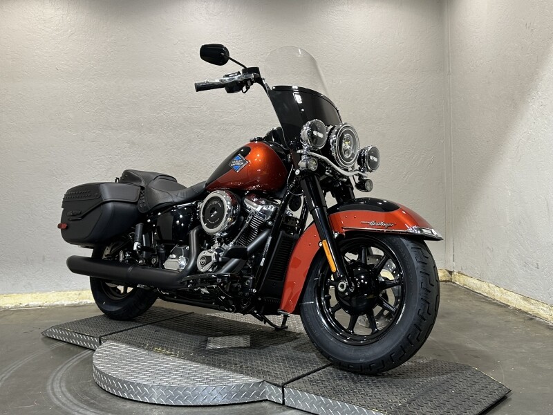 Harley-Davidson Heritage Classic 2025 FLHC 84612687 WHISKY FIRE/BLK W/ PINSTRIP - Photo 2