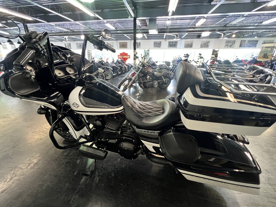 2016 Harley-Davidson Road Glide Special Solar Eclipse FLTRXS - Photo 6