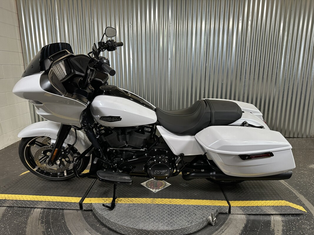 2025 Harley-Davidson Road Glide White Onyx Pearl - Black Finish - Photo 5