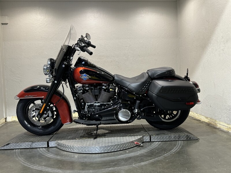 Harley-Davidson Heritage Classic 2025 FLHC 84612687 WHISKY FIRE/BLK W/ PINSTRIP - Photo 5