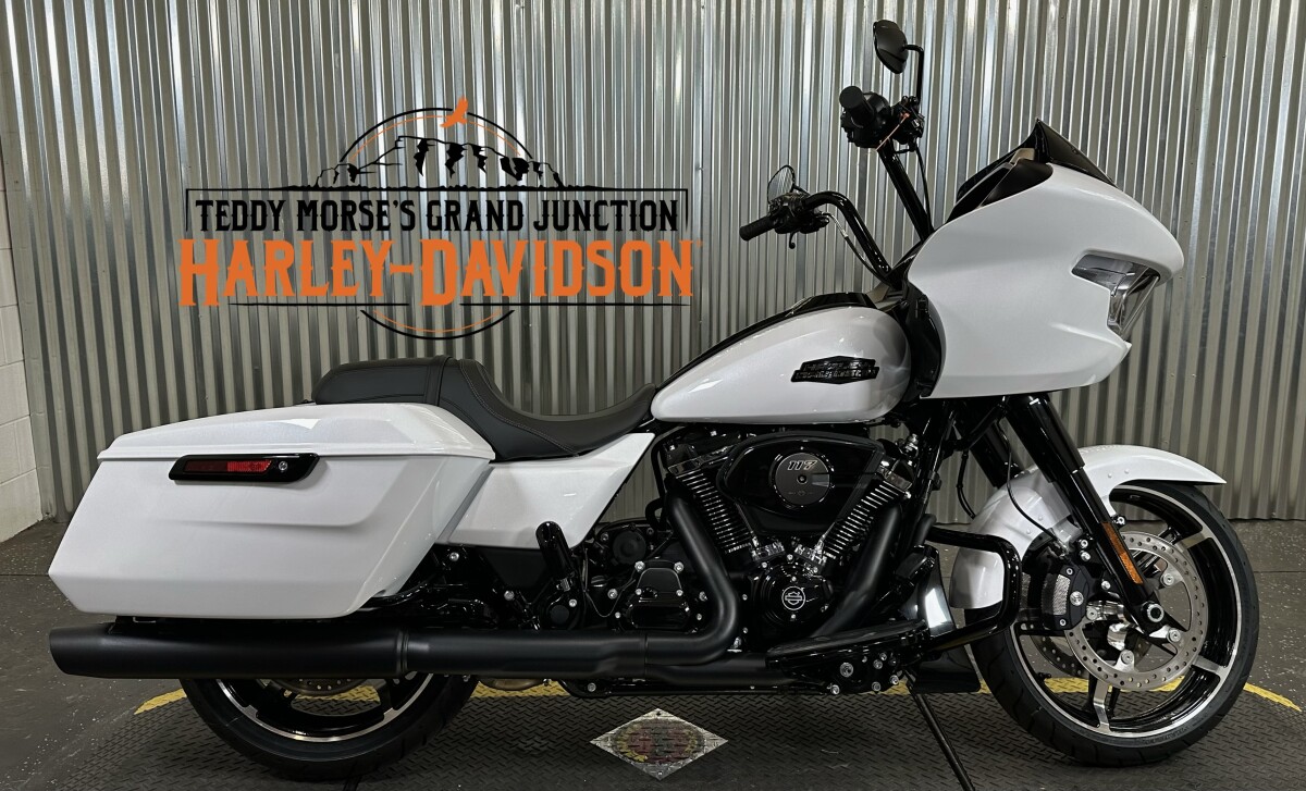2025 Harley-Davidson Road Glide White Onyx Pearl - Black Finish
