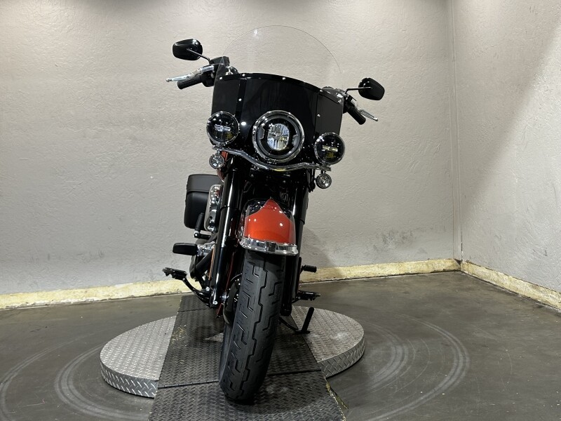 Harley-Davidson Heritage Classic 2025 FLHC 84612687 WHISKY FIRE/BLK W/ PINSTRIP - Photo 3