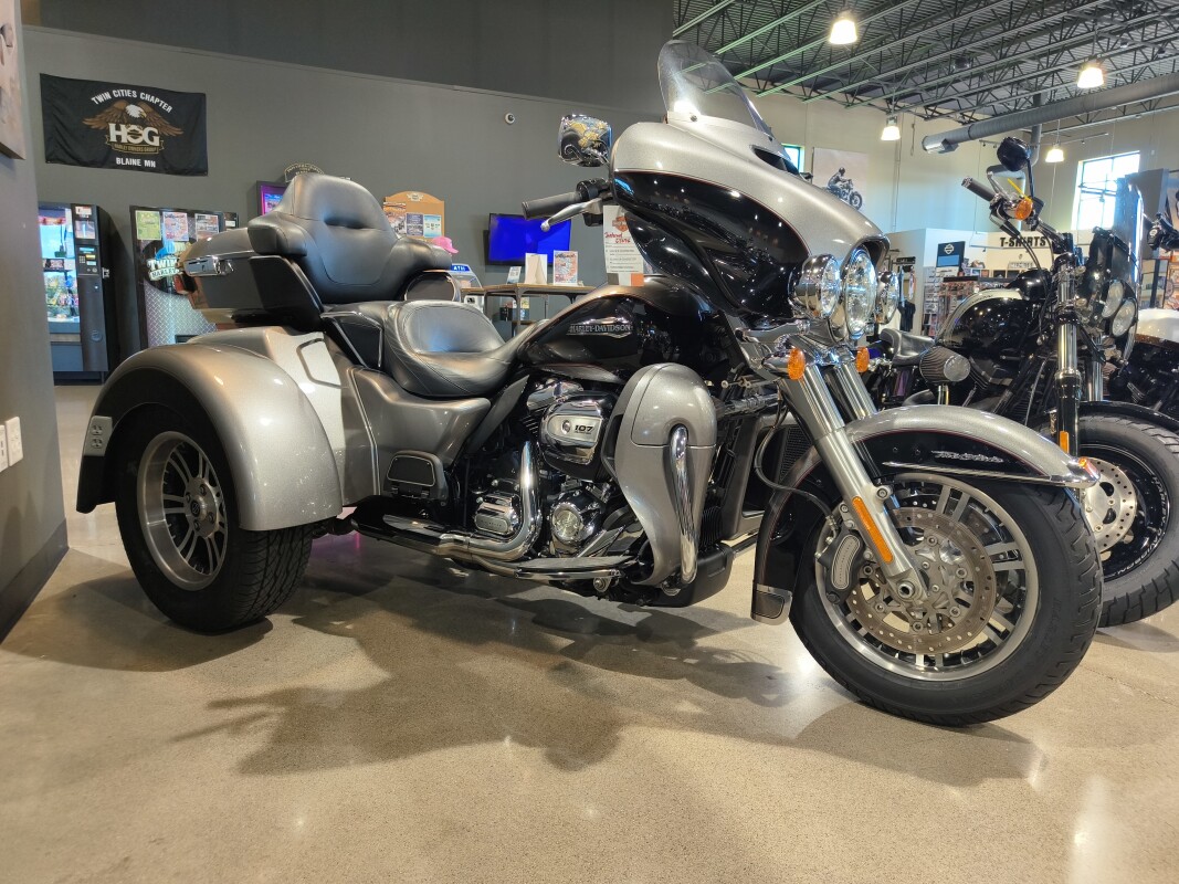 2017 Harley-Davidson Tri Glide Ultra Two-Tone Vivid Black/Brilliant Silver P - Photo 3