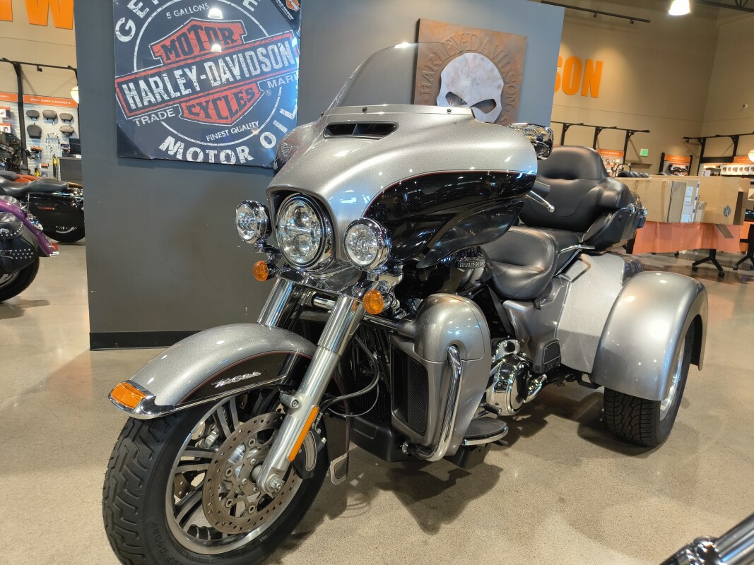 2017 Harley-Davidson Tri Glide Ultra Two-Tone Vivid Black/Brilliant Silver P - Photo 2