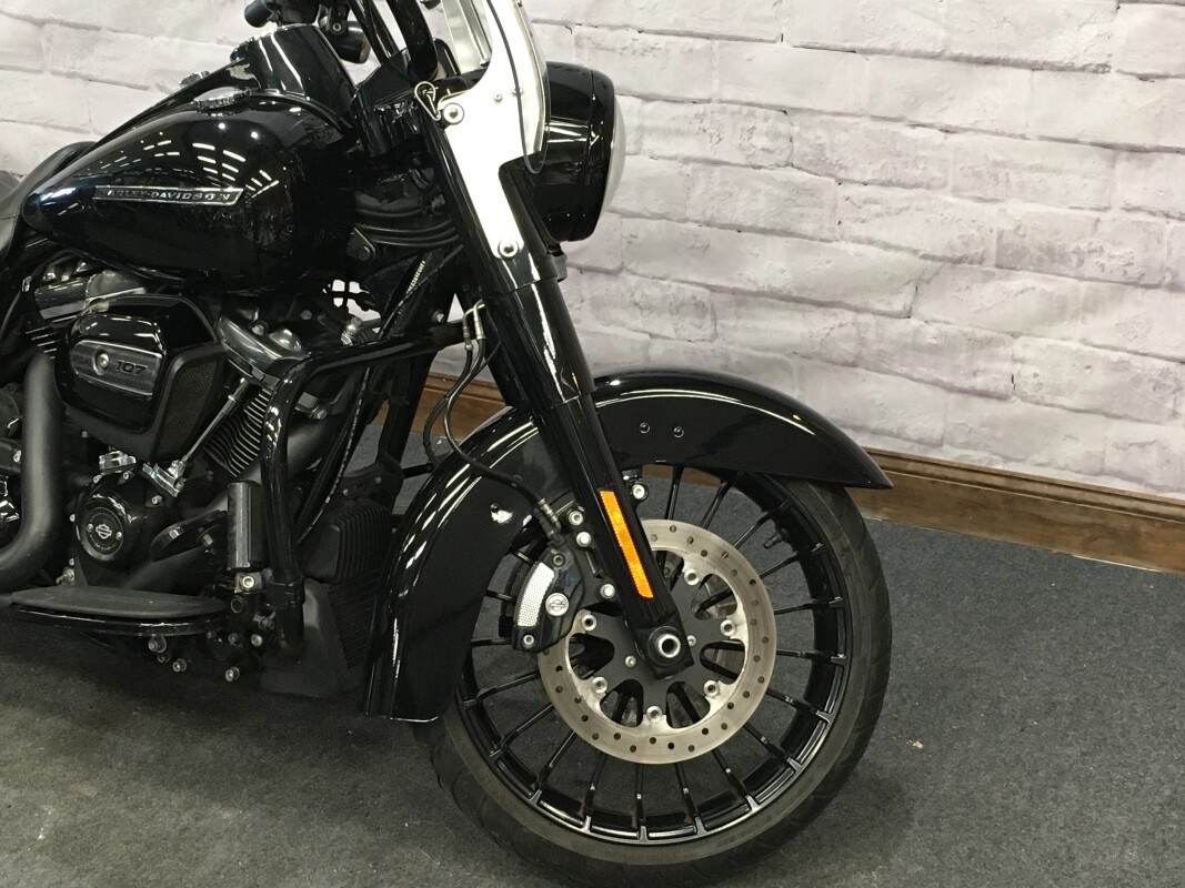 2017 Harley-Davidson Road King Special Vivid Black FLHRXS - Photo 4