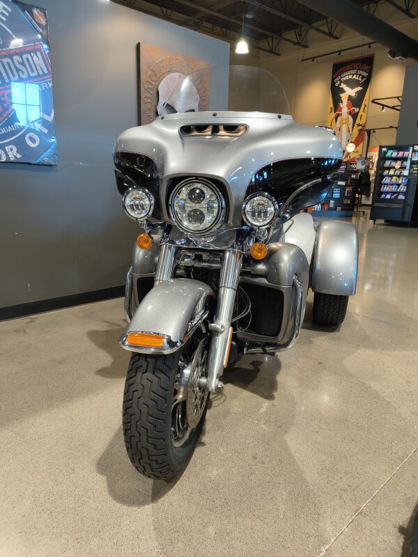 2017 Harley-Davidson Tri Glide Ultra Two-Tone Vivid Black/Brilliant Silver P - Photo 5