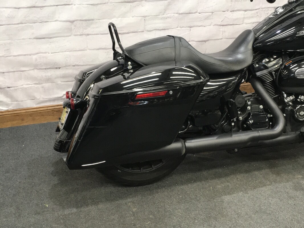 2017 Harley-Davidson Road King Special Vivid Black FLHRXS - Photo 2