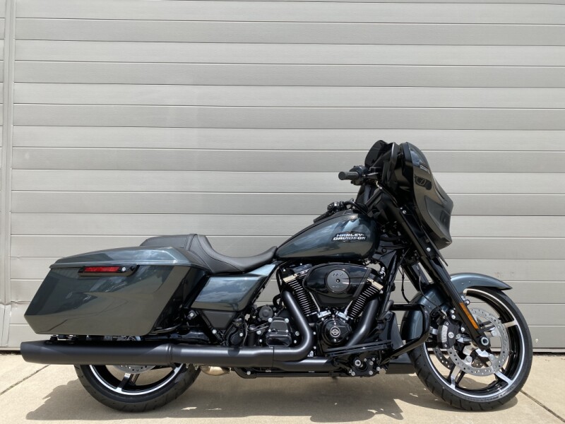 2025 Harley-Davidson<sup>®</sup> Street Glide® Iron Horse Metallic - Black Finish
