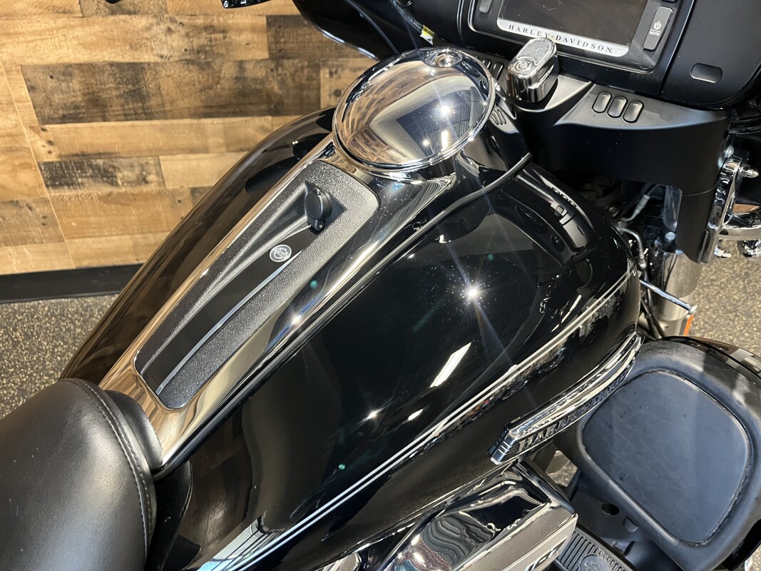 2017 Harley-Davidson Tri Glide Ultra Vivid Black FLHTCUTG - Photo 6