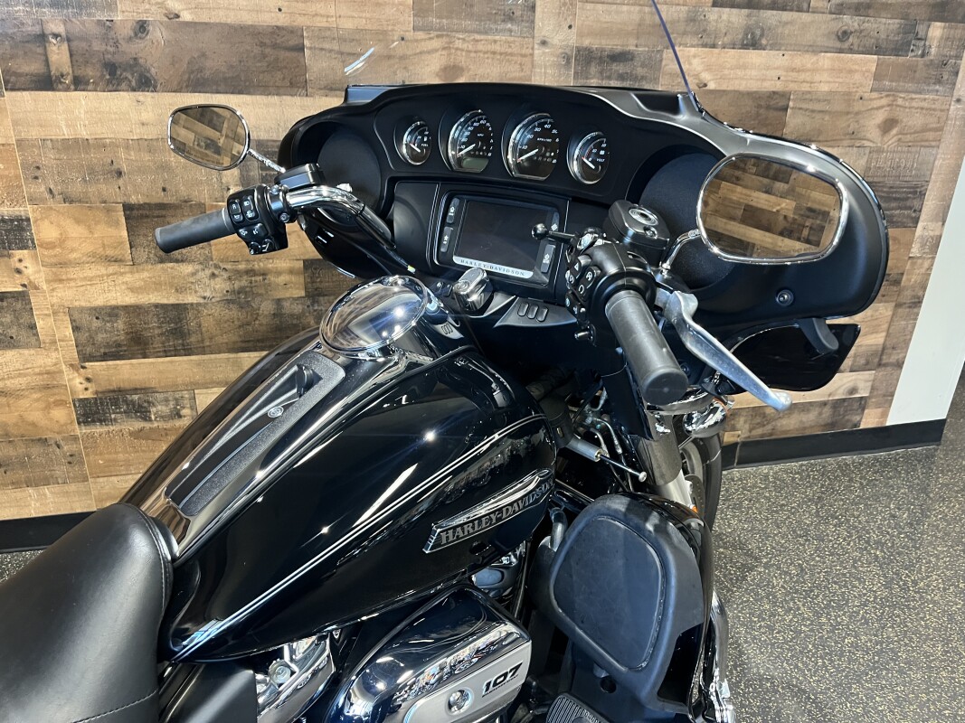 2017 Harley-Davidson Tri Glide Ultra Vivid Black FLHTCUTG - Photo 4
