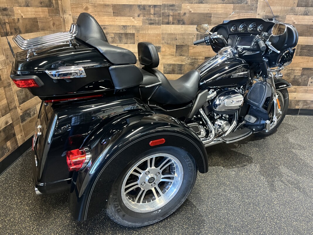 2017 Harley-Davidson Tri Glide Ultra Vivid Black FLHTCUTG - Photo 3