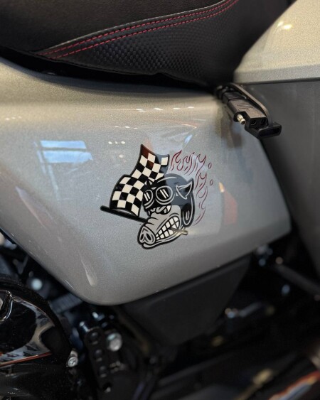 Чому на Harley-Davidson CVO Road Glide ST зображене порося?