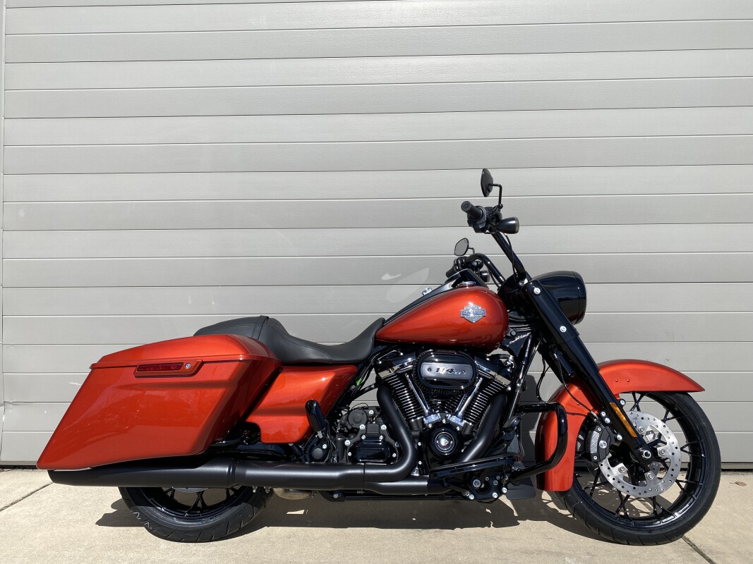 2025 Harley-Davidson<sup>®</sup> Road King<sup>®</sup> Special Whiskey Fire - Black Finish