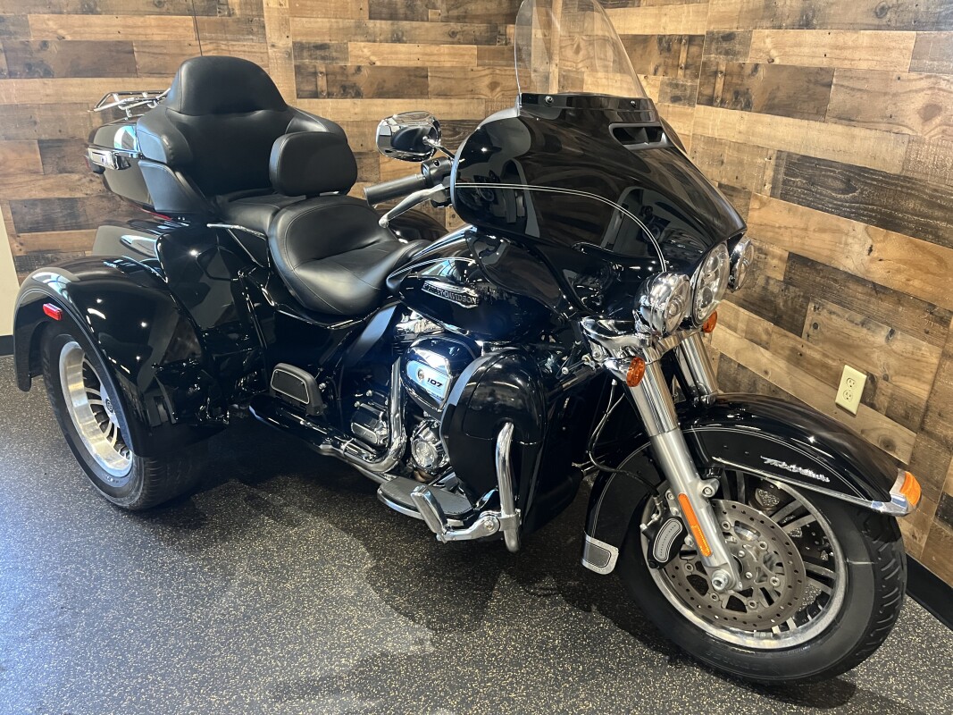 2017 Harley-Davidson Tri Glide Ultra Vivid Black FLHTCUTG - Photo 2