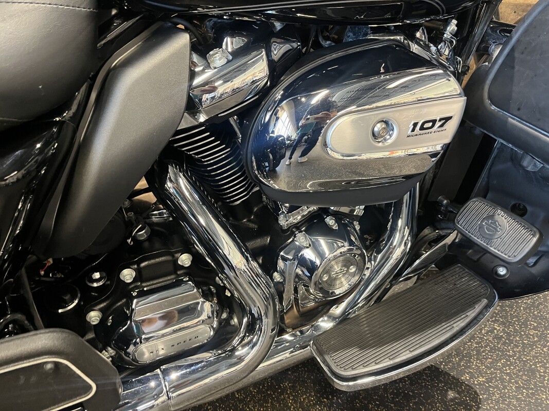 2017 Harley-Davidson Tri Glide Ultra Vivid Black FLHTCUTG - Photo 5