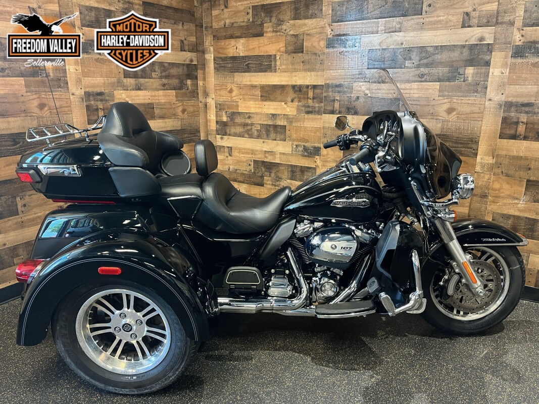 2017 Harley-Davidson Tri Glide Ultra Vivid Black FLHTCUTG
