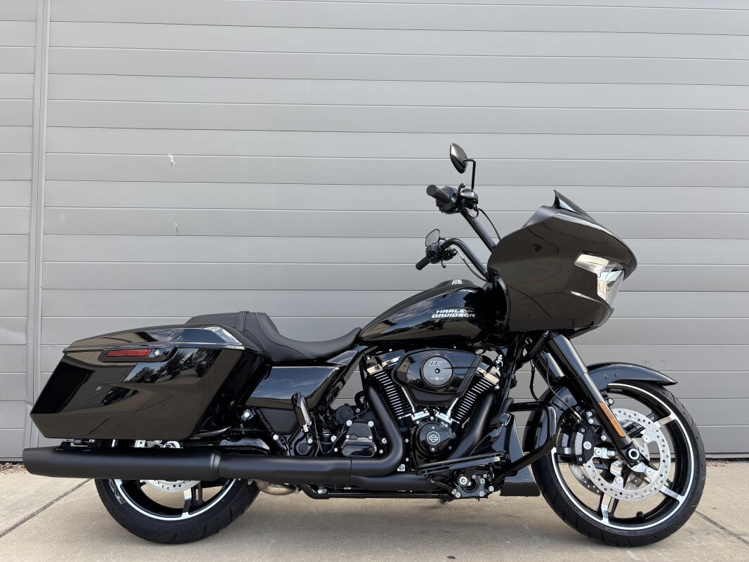 2025 Harley-Davidson<sup>®</sup> Road Glide® Vivid Black